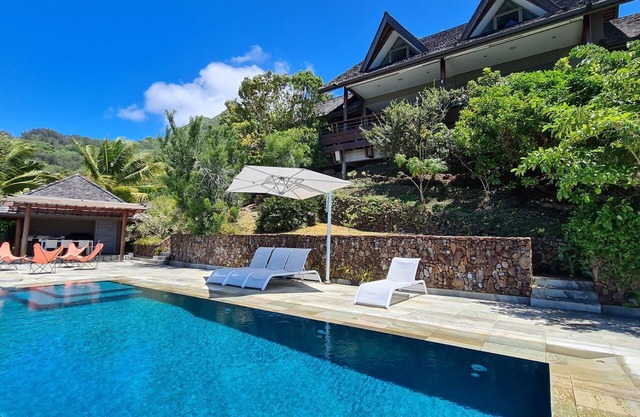 Beautiful architect villa overlooking the lagoon and the island of Tahiti