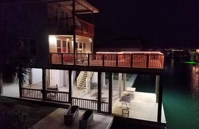 Beautiful Bay View Water Front Canal Home.the perfect get away!