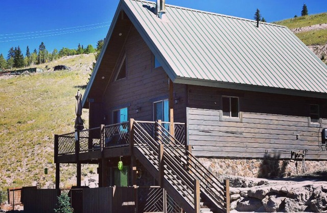 Beautiful cabin with amazing views. By hiking, biking, skiing and trail riding