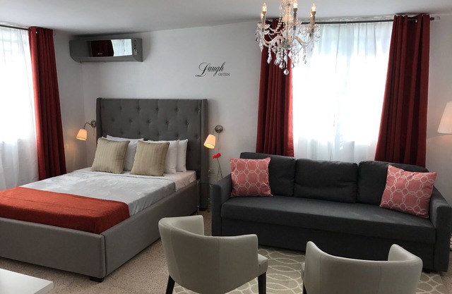 Beautiful Chandeliers, Cozy & Enjoyable Studio - Balcony/FREE WIFI - 302