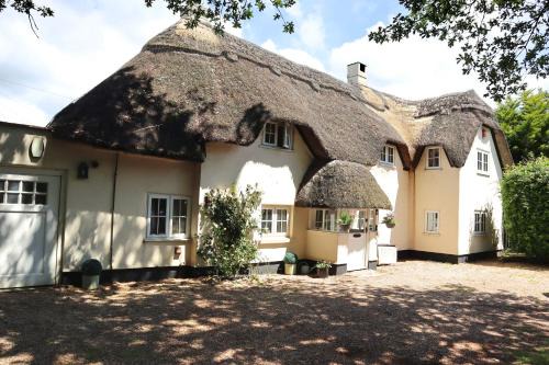 Beautiful Character 5 Bedroom Dorset Thatched Cottage - Great Location - Garden - Parking - Fast WiFi - Smart TV - Newly decorated - sleeps up to 10! Only 18 mins drive to Sandbanks Beach! Close to Bournemouth & Poole