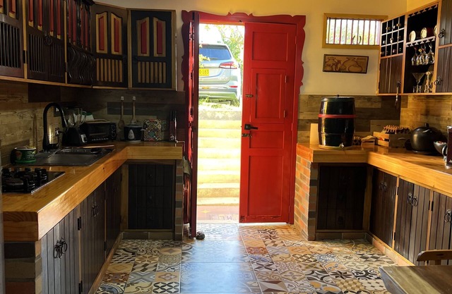 beautiful colonial house/apartment just a few blocks from main plaza. Pets ok