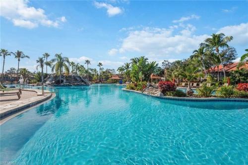 Beautiful Condo at Falling Waters in Naples