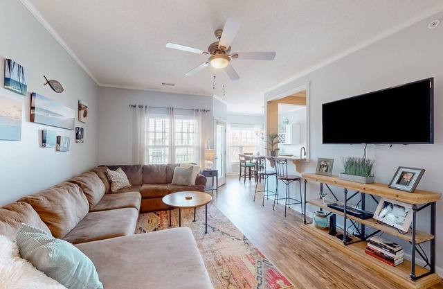 Beautiful condo near ocean with pool, fast WiFi, central AC & washer/dryer