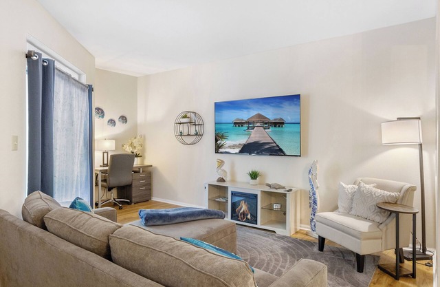 Beautiful condo with Heated Pool, fitness room in fabulous Clearwater