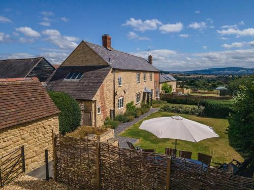 Beautiful Cotswold Farmhouse with Hot tub