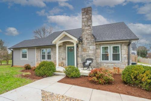 Beautiful Cottage in Donelson Close to Opryland