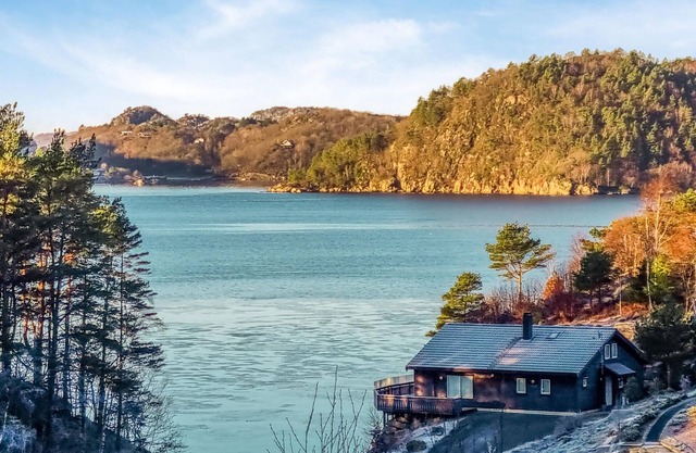 Beautiful cottage on a sunny and sheltered plot with panoramic views.