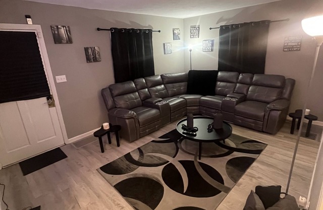 beautiful cozy home close to highways and five minutes from downtown