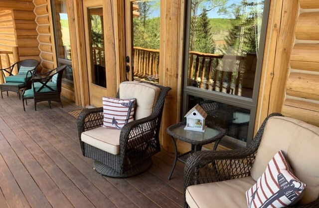 Beautiful Custom Log Home in the Mountains- Great for Large Families