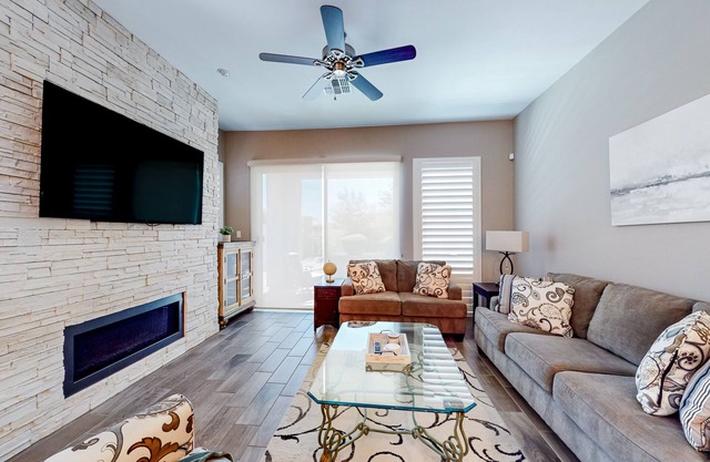 Beautiful desert home near trailheads with yard, grill, and mtn views - dogs ok