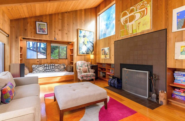 Beautiful Family Home for 6 with Hot Tub in Redwoods!