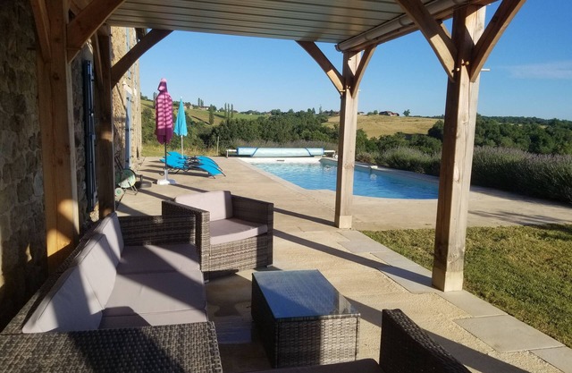 Beautiful Farmhouse in Dordogne Valley, large private Heated Pool, amazing views