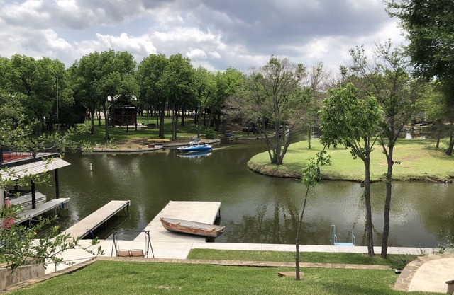 Beautiful Farmhouse Waterfront Cove with Dock and Hot Tub.