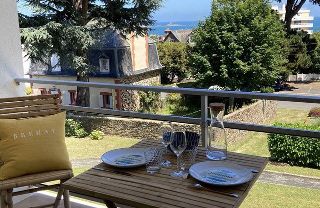 Beautiful sea view apartment 300 m from the beach