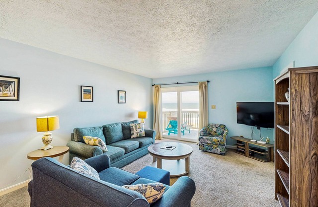 Beautiful getaway in Oceanfront complex with pool, free WiFi, WD, & central AC
