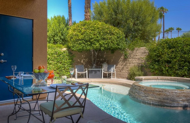 Beautiful Getaway in Small Gated Community, with Private Pool and Spa!