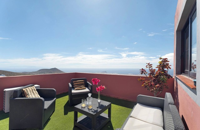Beautiful Home Casa Alberto Santos with Rooftop Terrace, Mountain/Ocean Views & Wi-Fi