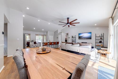 Beautiful home, centrally located to Parks with Pool