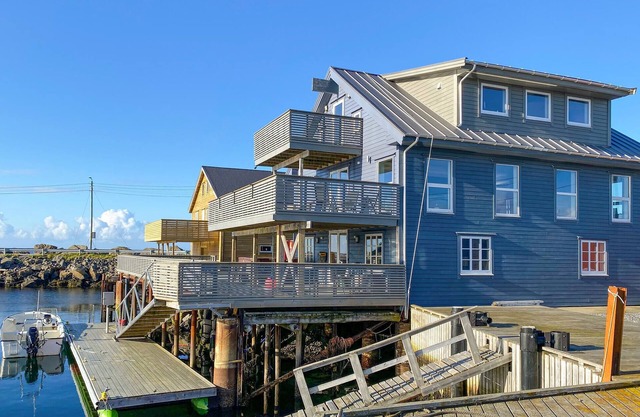 Beautiful home in Fjørtoft with WiFi