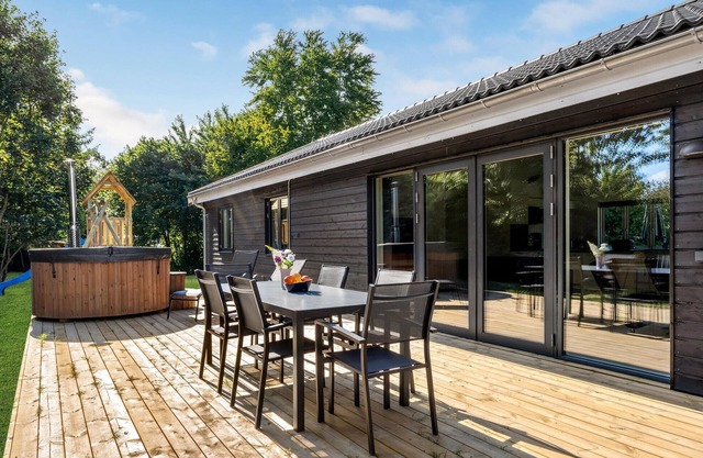 Beautiful home in Græsted with WiFi