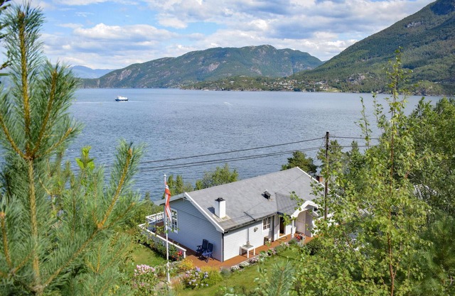 Beautiful home in Jondal