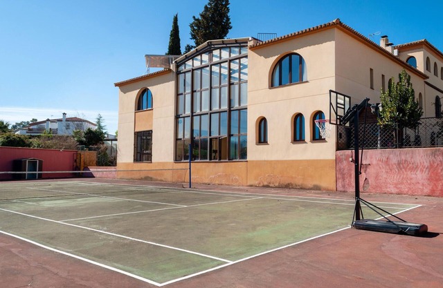 Beautiful home in Otura with kitchen