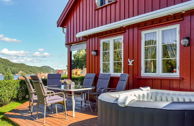 Beautiful home in Risør with kitchen