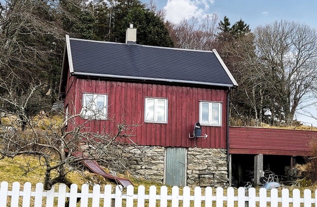 Beautiful home in Sveio with kitchen