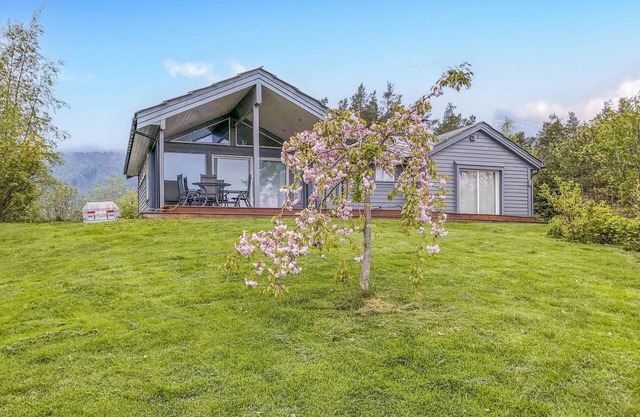 Beautiful home in Tørvikbygd with WiFi