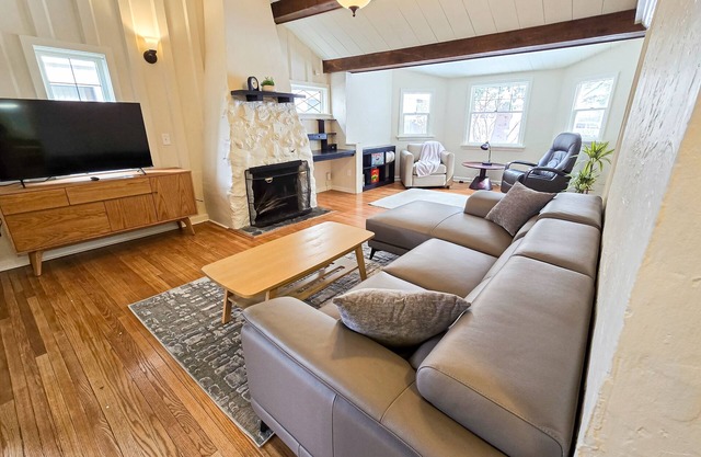 Beautiful home with fireplace, washer/dryer, WiFi, & nearby activities