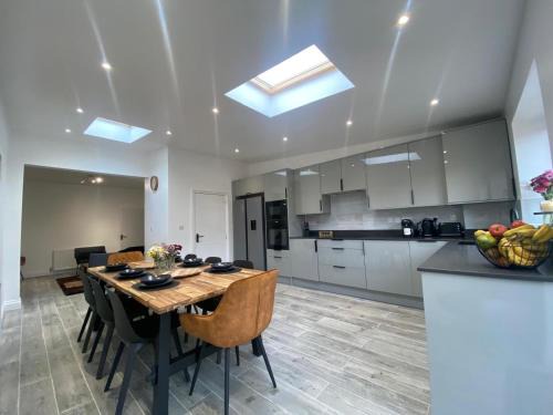 Beautiful House Sleeps 10 Guests, London, Near Eastbrook Film studios, Great Value for Families and Groups