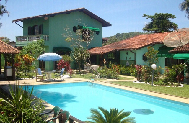 Beautiful House w/7 Bedrooms being 6 suites {comfortable leisure playground WIFI}