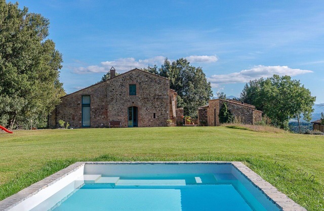 Beautiful villa for 12 guests with private pool, WIFI, TV, terrace, pets allowed and panoramic .