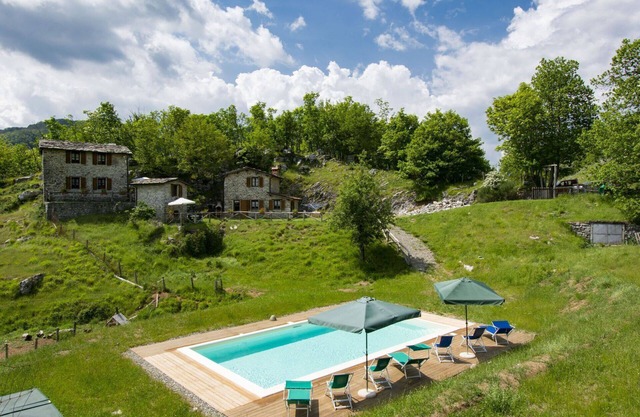 Beautiful apartment in villa for 6 people with WIFI, pool, TV, patio and pets allowed