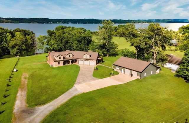 Beautiful Lake Front Estate w/Dock Sleeps 20+