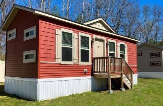 Beautiful Lake George Cottage