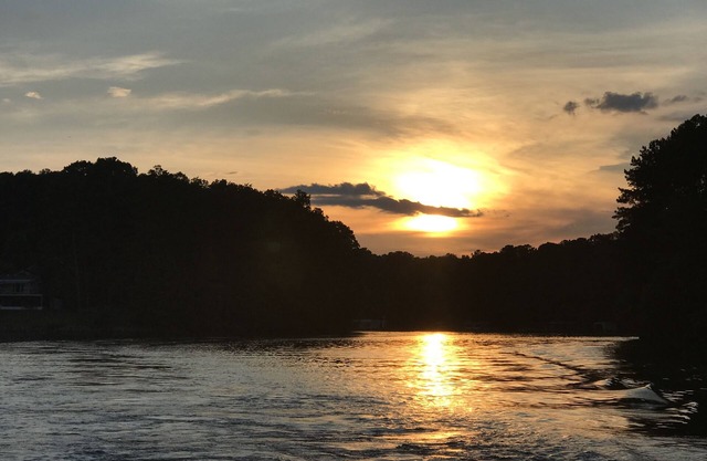 Beautiful Lake Lanier! Large two story dock and toys, paddle boards & kayaks