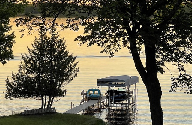Beautiful lakeside cabin-private beach/lake access in Grand Rapids