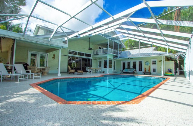 Beautiful Large Pool Home on 1 Acre. 6 Bedrooms/4 Baths, Pet Friendly