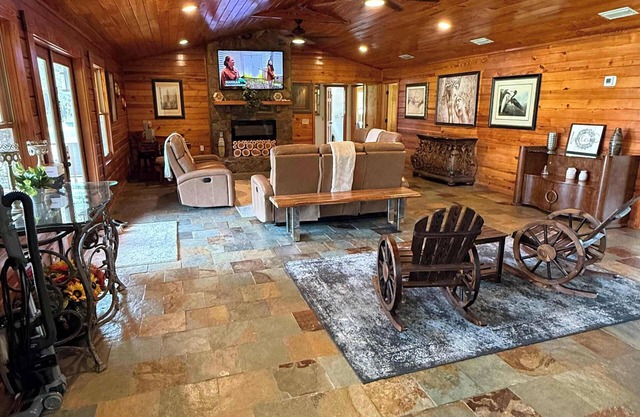 Beautiful Log Home 5mi from Suwanee Music Park!