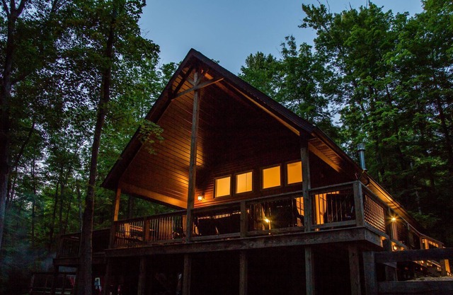 Beautiful Luxury Chalet, Hot Tub, Indoor Fireplace, King Master Suite Free WIFI