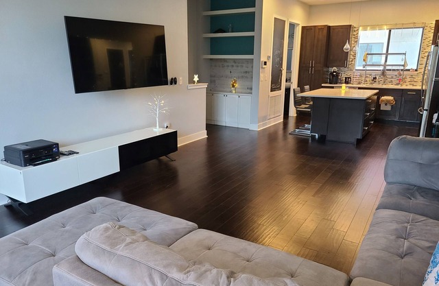 Beautiful Modern Luxury Townhome Walkable to All