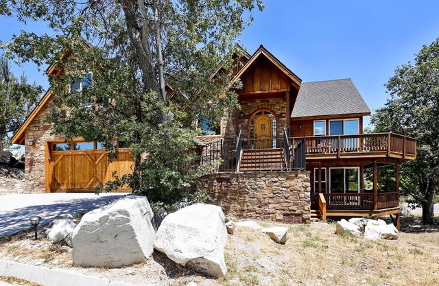 Beautiful Mountain Retreat w/Hot Tub, Game Room, minutes away from Skiing/Lake