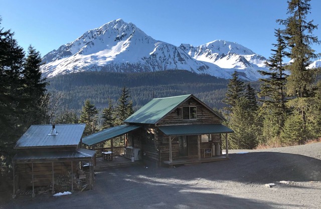 Beautiful Mountain Top Cabin with amazing views and private peaceful setting!