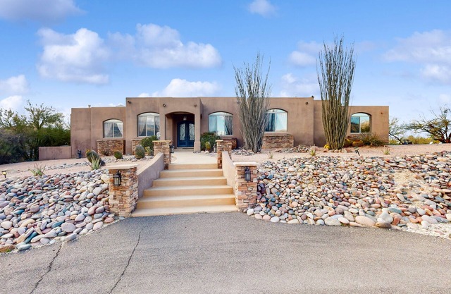 Beautiful mountain view oasis with gourmet kitchen & outdoor pool access