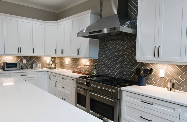 Beautiful New Build Professionally decorated, New dock, private Cove