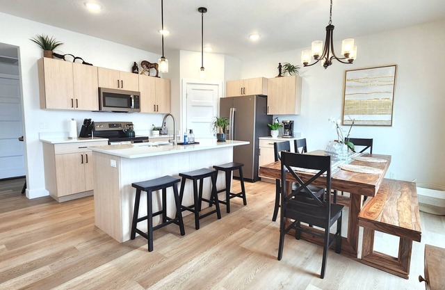 Beautiful New Kanab home with private hot tub!