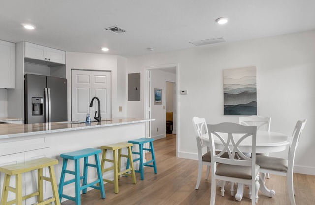 Beautiful Newly Remodeled Condo Minutes to the Beach