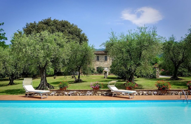Beautiful private villa with A/C, private pool, WIFI, TV, patio and panoramic view, close to Lucca